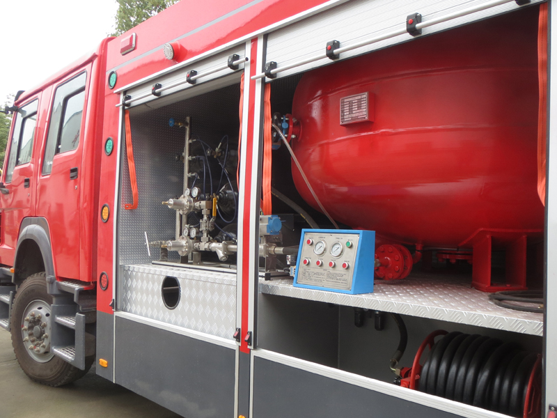 重汽HOWO干粉水聯(lián)用消防車